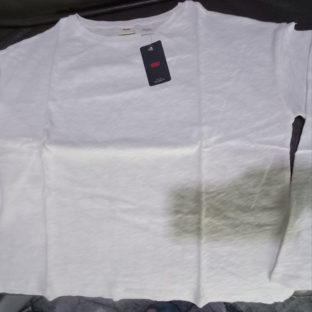 Levi's Classic White Tee - Picture 3 of 8